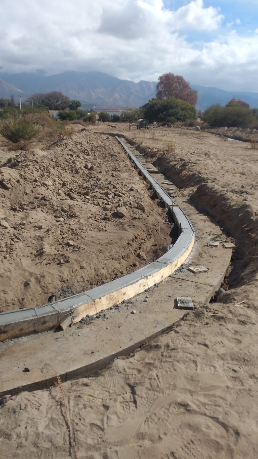 APERTURA Y CONFORMACIÓN DE CALLES CON CORDÓN CUNETA - ZANJEO E INSTALACIÓN DE TENDIDO DE AGUA - CARTEL DE INGRESO - CASILLA DE POZO DE AGUA - LOTEO LOS AROMOS - CAFAYATE - PROVINCIA DE SALTA