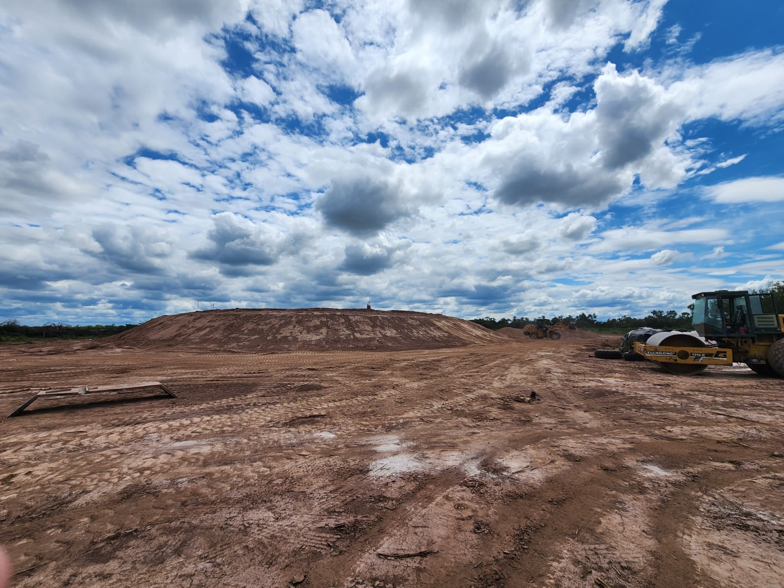 MOVIMIENTO DE SUELO PARA TANQUE DE 500.000LTS Y EXCAVACIÓN DE 76KMS DE ZANJA PARA TENDIDO DE CAÑOS DE AGUA EN FINCA DON BRUNO - TOLOCHE - PROVINCIA DE SALTA