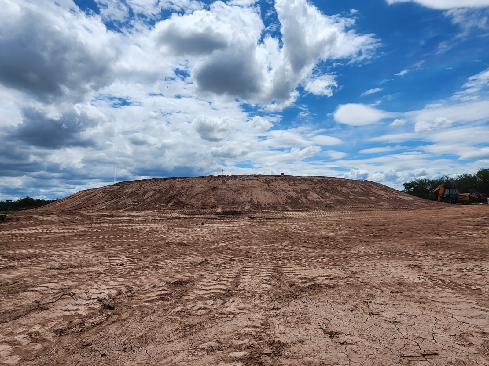 MOVIMIENTO DE SUELO PARA TANQUE DE 500.000LTS Y EXCAVACIÓN DE 76KMS DE ZANJA PARA TENDIDO DE CAÑOS DE AGUA EN FINCA DON BRUNO - TOLOCHE - PROVINCIA DE SALTA - Imagen 3