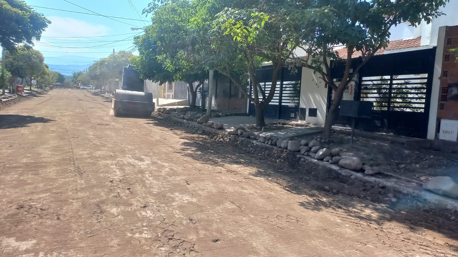 PAVIMENTO ARTICULADO CON ADOQUINES DE HORMIGÓN DE ALTO TRÁNSITO EN BARRIO EL HUAICO DE LA CIUDAD DE SALTA - Imagen 2