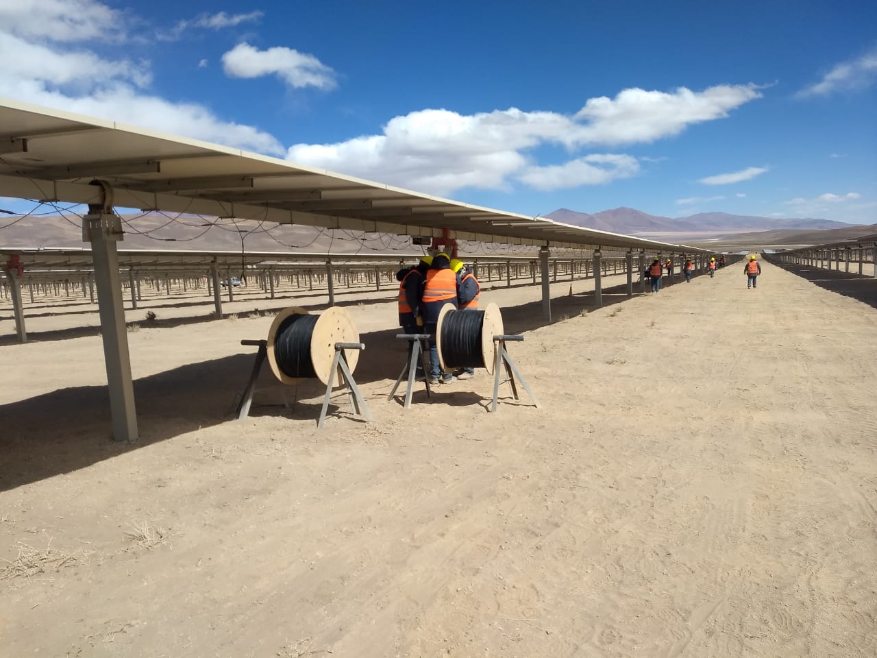 INSTALACIÓN Y CABLEADO DE LOS EQUIPOS PLANTA FOTOVOLTAICA LA PUNA