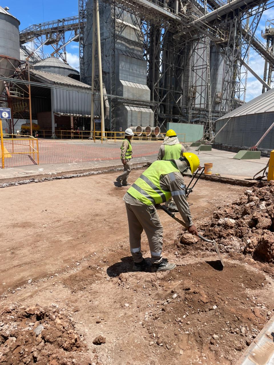 REPARACIÓN DE VEREDAS, PISOS, CANALES, ALCANTARILLAS, BADENES Y TRABAJOS COMPLEMENTARIOS SILOS 1 - 2 - 3 - CONSTRUCCIÓN DE PAVIMENTO DE SALIDA PARA BALANZAS 1 Y 4 DE CAMIONES DEL ACOPIO DE PIQUETE CABADO - PLANTA DE ACOPIO PRIVADO - BUNGE DE ARGENTINA - PIQUETE CABADO - PROVINCIA DE SALTA - Imagen 3